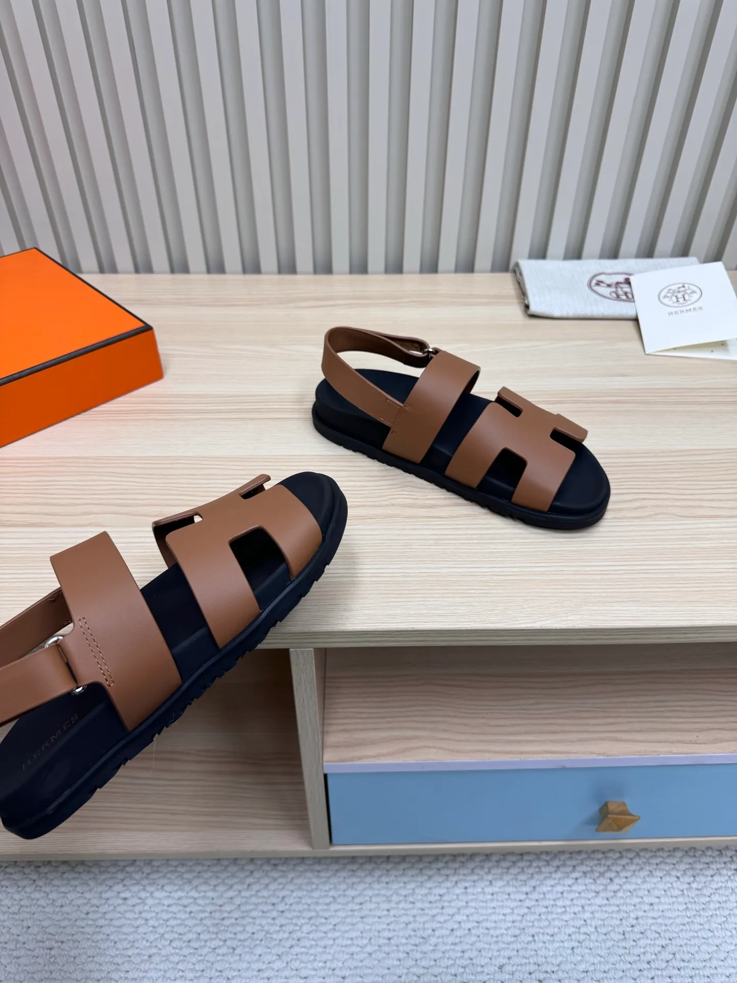 👟👟Ex-factory price 502👟👟Hermes🐎The extremely popular couple’s second uncle slippers/golden sandals and slippers, paired with various colorful socks, are so trendy!  ———————— Upper: imported cowhide/sheep leather/cloth/palmprint leather lining: imported cowhide/sheepskin outsole: Tpu non-slip and wear-resistant outsole Female size: 35-42 (40.41.42 non-returnable and non-exchangeable) Male code: 39-45 (45 non-returnable and non-exchangeable)